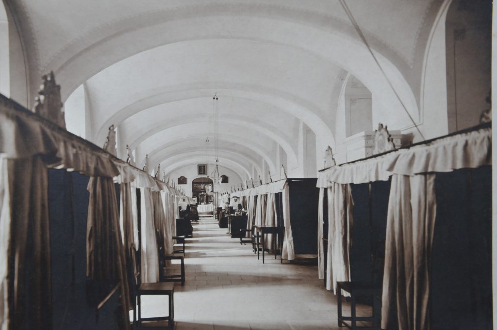         Známa fotografia pôvodnej najväčšej lôžkovej sály nemocnice, dnes sa tu nachádza jedáleň zamestnancov.