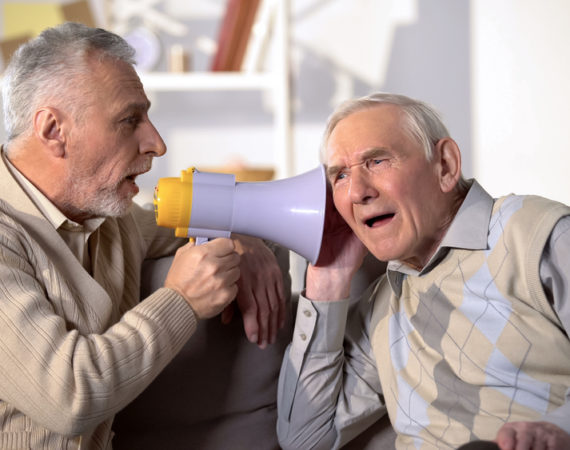 seniori-strata-sluchu